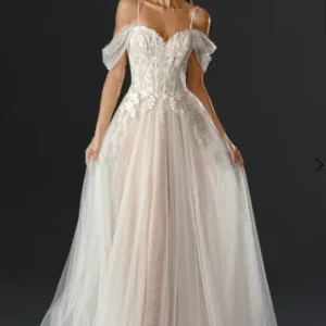 Elegant off-the-shoulder tulle wedding gown.